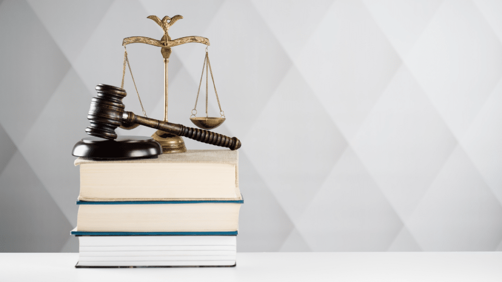 Livros com balança e martelo. Representa efeitos da sentença arbitral.