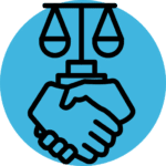Ícone de fundo azul de duas mãos apertando e balança da justiça ao fundo.
