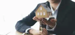 Imagem de uma casa e chaves mostrando o que é usucapião extrajudicial.