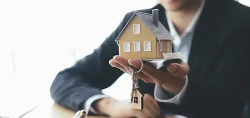 Imagem de uma casa e chaves mostrando o que é usucapião extrajudicial.