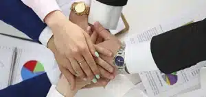 mãos unidas em símbolo de acordo e união em ambiente corporativo