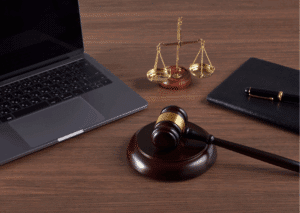 Imagem de computador, ícones da justiça, representa a arbitragem online rápida.