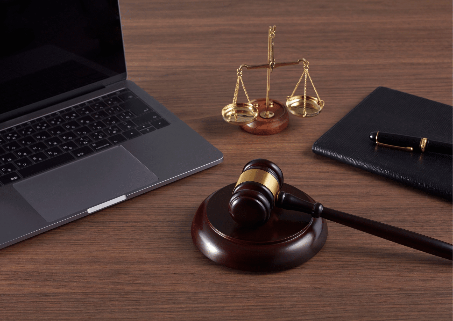 Imagem de computador, ícones da justiça, representa a arbitragem online rápida.