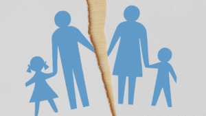 Imagem de um papel com dois adultos e uma criança. O papel está rasgado no meio, representando transação e arbitragem nos conflitos familiares