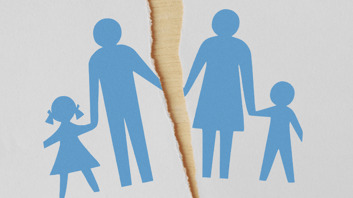 Imagem de um papel com dois adultos e uma criança. O papel está rasgado no meio, representando transação e arbitragem nos conflitos familiares