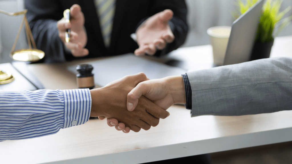 Aperto de mãos simbolizando acordo em mediação