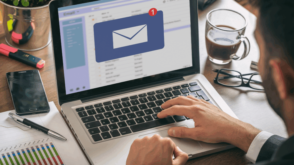 Foto de notebook indicando o recebimento de e-mails na arbitragem.